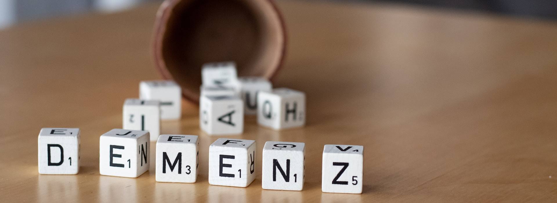 Demenzberatung - Symbolbild mit Buchstabenwürfeln, die das Wort Demenz zeigen.