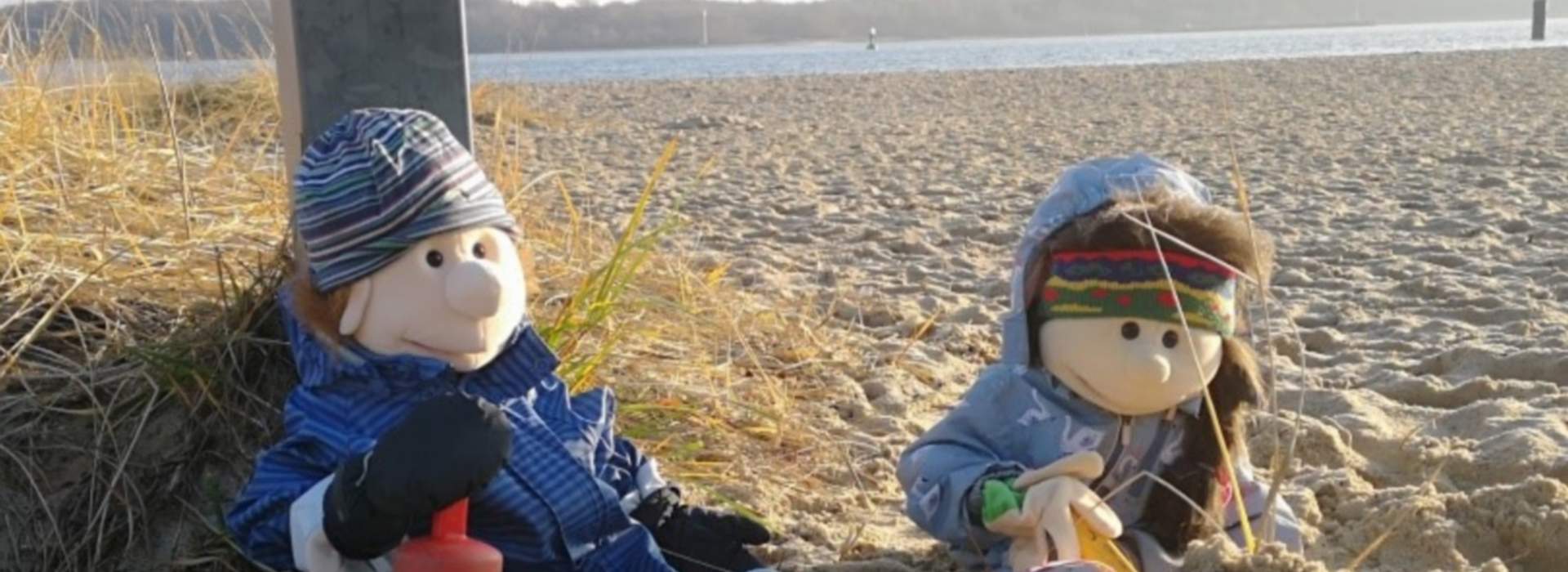 Strandkindergarten. Das Bild zeigt zwei Gebäude im Wald.